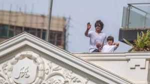Shah Rukh Khan makes a special appearance with AbRam from Mannat to mark India's 79th Independence Day: ‘Our greatest gift’