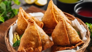Chicken momo vs samosa: Which snack is healthier for your diet