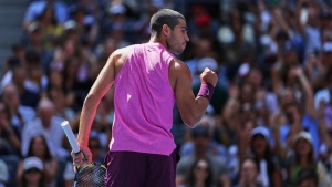 Alcaraz's Audacious Behind-the-Back Shot Steals the Show at US Open
hoặc
US Open: Carlos Alcaraz Delivers Jaw-Dropping Behind-the-Back Shot Against Rinderknech