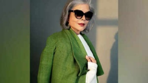 Zeenat Aman on 'Samundar Mein Naha Ke' song: It was Big B's first shoot post the 'Coolie' accident