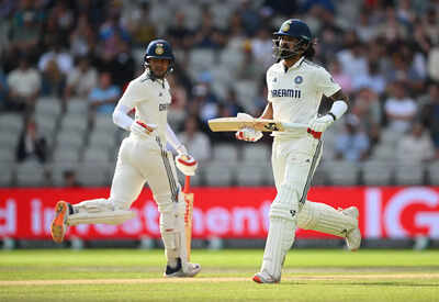 Shubman Gill and KL Rahul celebrate a partnership.