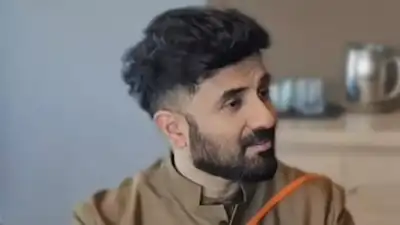 Vir Das's hilarious acceptance speech goes viral; Says while Aamir Khan gets a catchy caption, paps describe him as 'Covid -19'